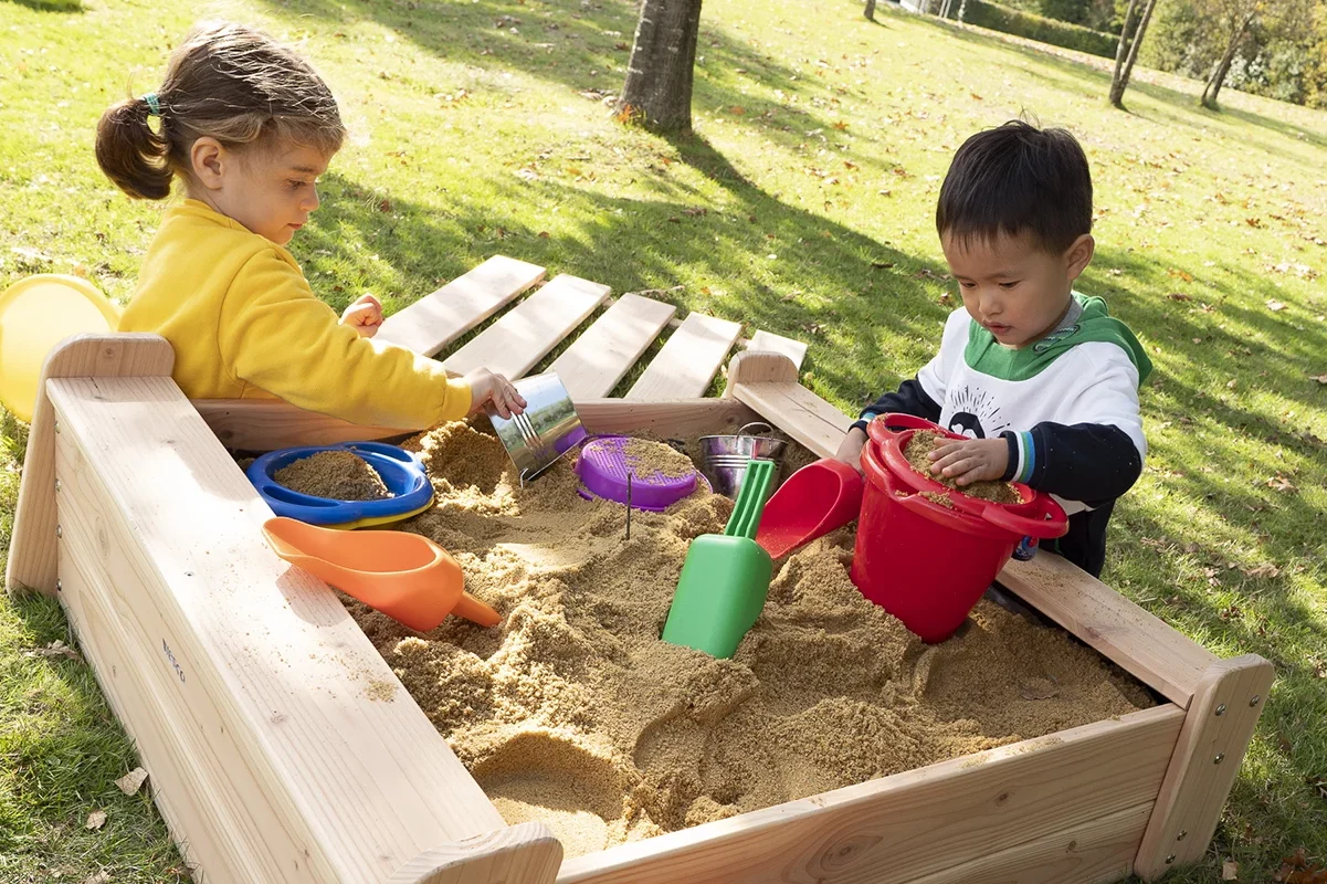 Jardin extérieur clôturé de la micro-crèche Les Petits Bouchons de Waben